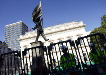 Impacta al mundo la nueva obra de Banksy hombre cegado por bandera desata polémica global en Londres