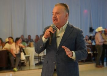 Reconoce Mario Vázquez labor del magisterio y llama a defender a Chihuahua