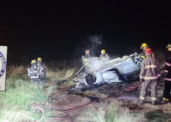 Salida de camino termina en incendio de vehículo en carretera estatal 27