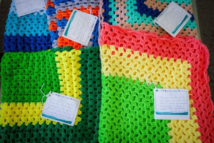 Tejen abuelitas y abuelitos del DIF Municipal cobijas de apoyo para niñas y niños en proceso de recuperación