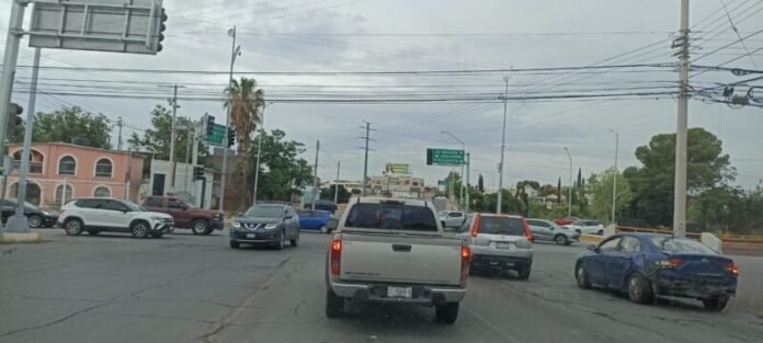 ¡Abandonados en el caos!; semáforo muerto desata infierno vial en La Cantera