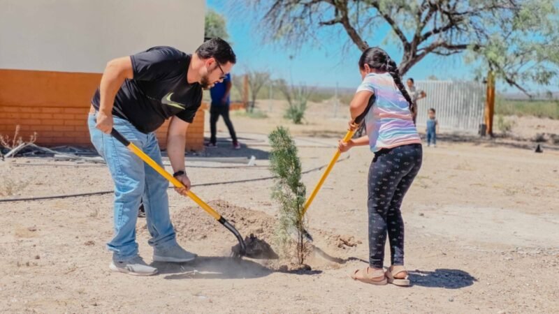 Participan estudiantes de Las Virginias en jornada de reforestación en Camargo