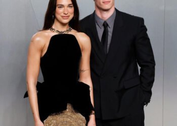 El look de Dua Lipa que confirma la tendencia más elegante para usar jeans en 2026