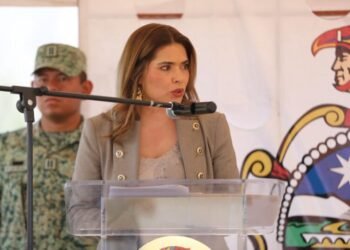 Encabezó Rubí Enríquez izamiento de bandera correspondiente al mes de junio Encabezó Rubí Enríquez izamiento de bandera correspondiente al mes de junio