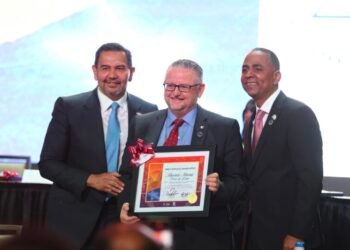 Firma Cruz hermanamiento con El Paso