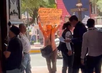 Mujer se manifiesta afuera de Palacio; guardias le impiden el paso Mujer se manifiesta afuera de Palacio; guardias le impiden el paso