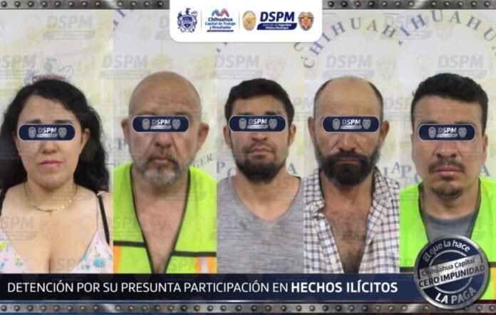 Municipales sorprenden a cinco desmantelando techo de lámina en la 11 de Febrero