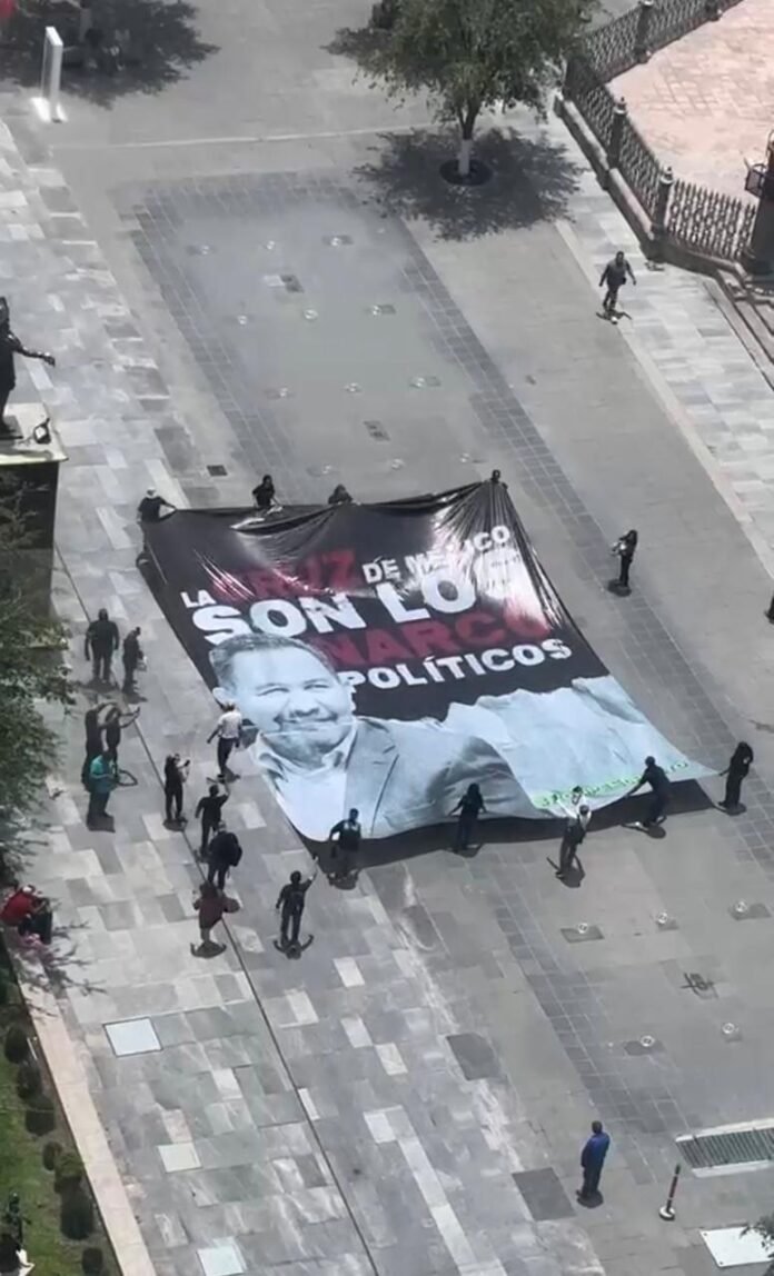 Reciben con lona a Cruz Pérez Cuéllar a su llegada al Congreso del Estado