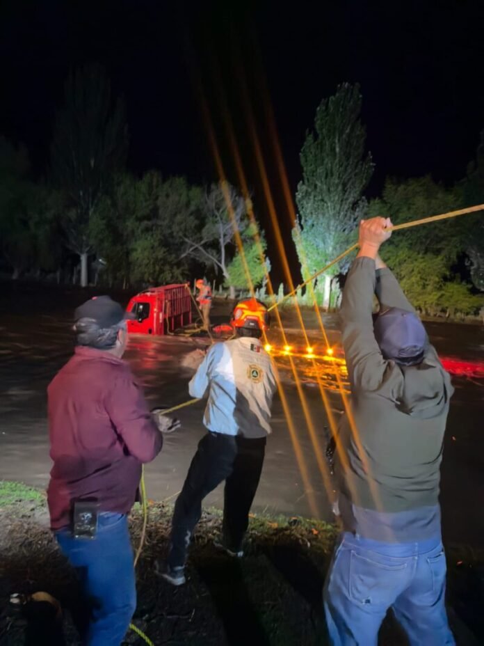 Rescata Protección Civil a cuatro personas arrastradas por corriente en Bocoyna