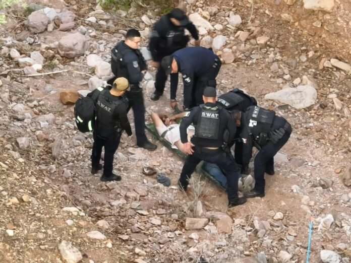 Rescata SSPE a conductor tras volcadura en carretera Chihuahua-Cuauhtémoc