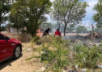 Resultan dañados tres vehículos tras incendio cerca a plantel educativo