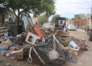 Retiran 20 toneladas de basura y tiliches de vivienda en la colonia Nuevo Triunfo