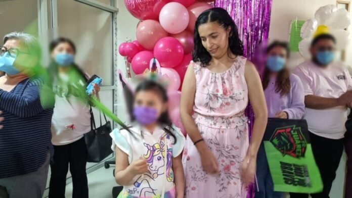 Vence cáncer niña de 7 años y toca la Campana de la Victoria en el HGR No. 66 del IMSS en Juárez