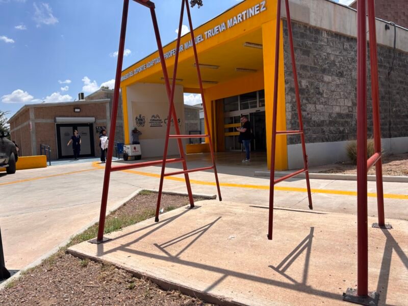 Columpio roto, dignidad olvidada afuera del Gimnasio de Deporte Adaptado
