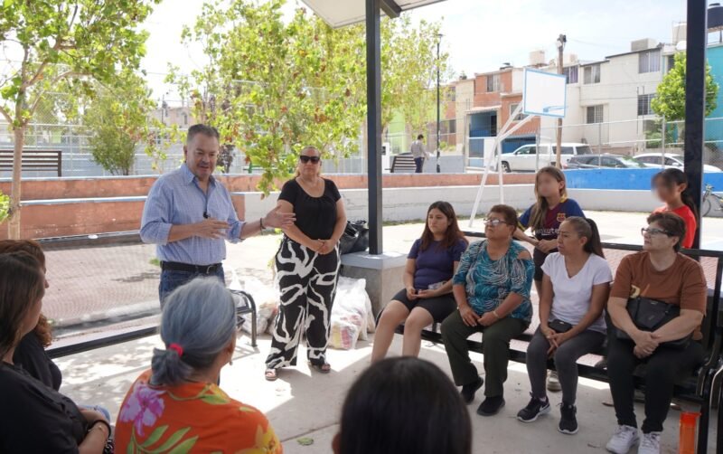 Entrega Mario Vázquez apoyos a vecinas de la colonia Mármol III