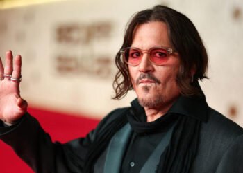 Johnny Depp sorprende con radical transformación; luce irreconocible para su nueva película Johnny Depp sorprende con radical transformación; luce irreconocible para su nueva película