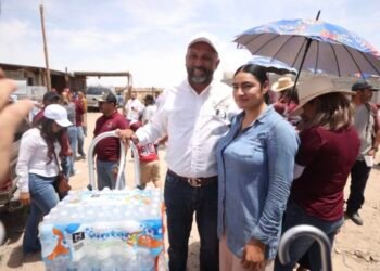 Lleva Héctor Ortíz apoyo con agua purificada a familias de Valle Dorado II Lleva Héctor Ortíz apoyo con agua purificada a familias de Valle Dorado II