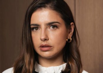 Michelle Renaud revela que una chamana encontrada en Facebook ofició su primera boda Michelle Renaud revela que una chamana encontrada en Facebook ofició su primera boda