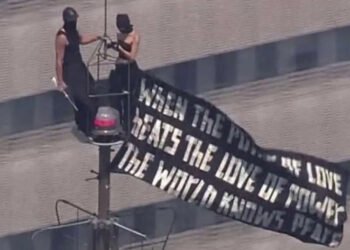 Propuesta de matrimonio en el Empire State termina con cargos penales para una pareja Propuesta de matrimonio en el Empire State termina con cargos penales para una pareja