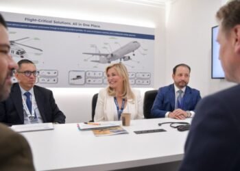 Refrenda Maru Campos colaboración con trasnacional Regal Rexnord durante feria aeroespacial en Inglaterra