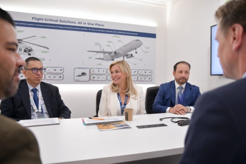 Refrenda Maru Campos colaboración con trasnacional Regal Rexnord durante feria aeroespacial en Inglaterra