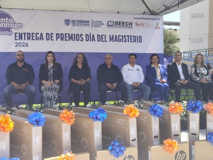 Premian a maestros con vehículos y equipos