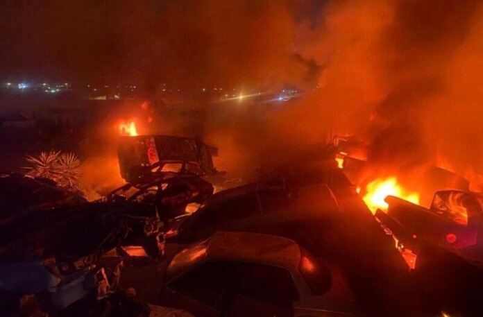 Incendio consume alrededor de 80 vehículos en yonke de la carretera a Casas Grandes