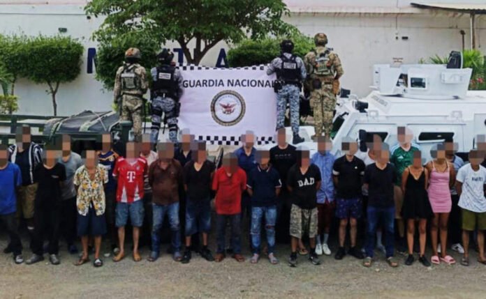 Caen 28 presuntos criminales en Mazatlán; aseguran fusiles, cartuchos y equipo táctico