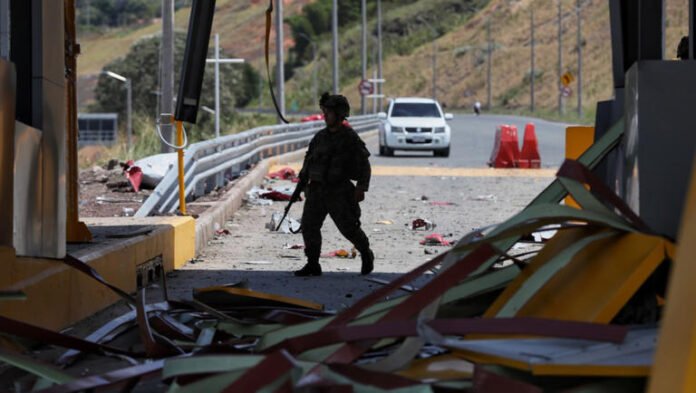 Coche bomba destruye caseta de peaje en Colombia un día después de la investidura de De la Espriella