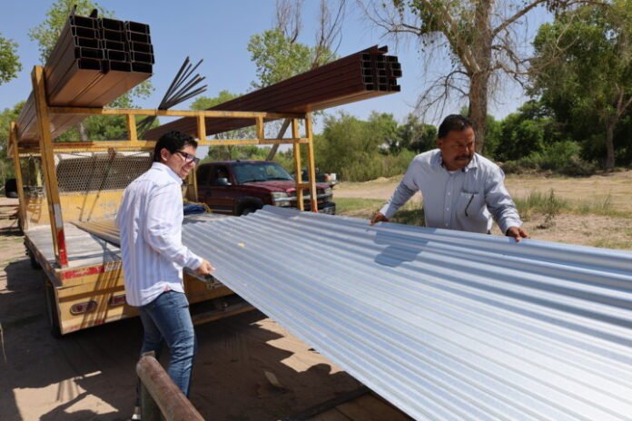 Coesvi entrega materiales de construcción a 21 familias en Julimes