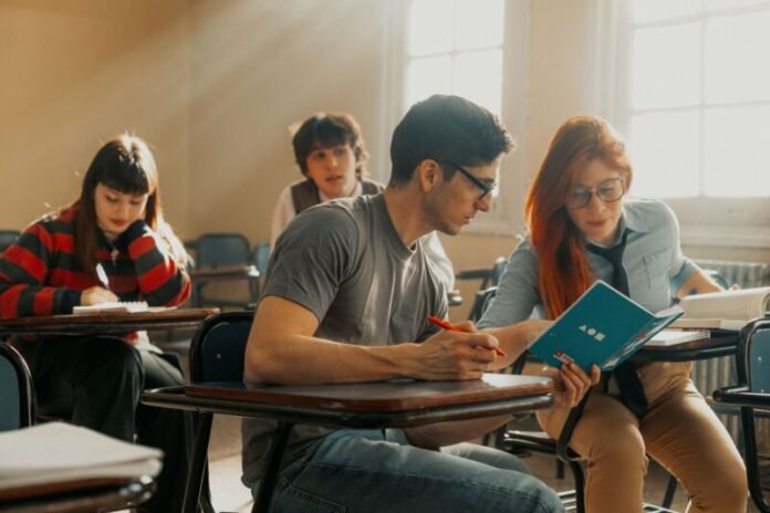 Crean iniciativa para acercar a los universitarios al entorno laboral mientras siguen estudiando