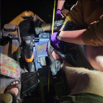 ¡De terror! Flecha atraviesa el pie de pescador y lo deja clavado a su kayak