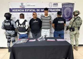 Detienen a dos hombres con droga y arma en Juárez