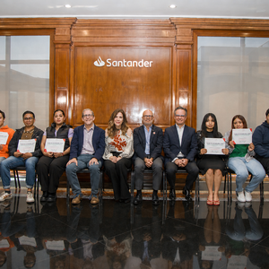 Entrega Santander 25 becas «Tuiio te acompaña» para ayudar a jóvenes a terminar su carrera