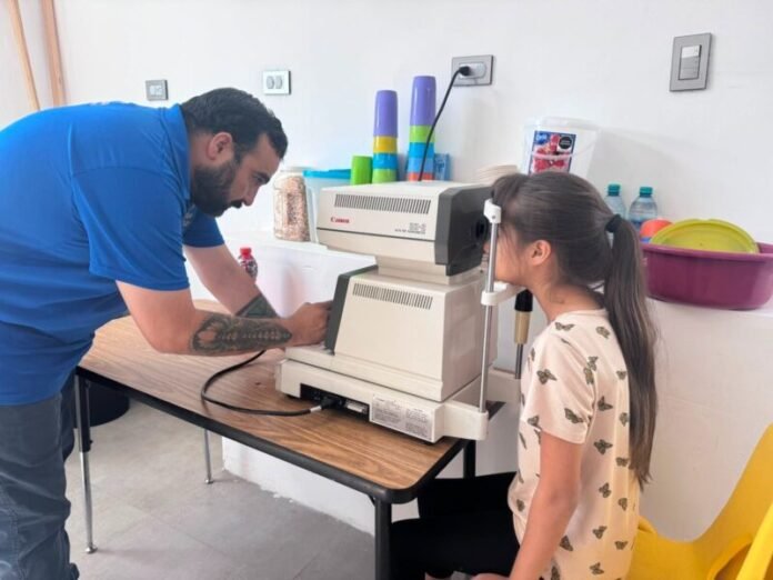 Entregan lentes graduados a niños en estancia infantil como parte de Jornadas de Salud