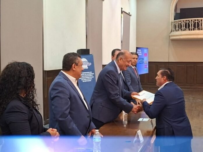 Entregan reconocimientos oficiales a 43 escuelas particulares