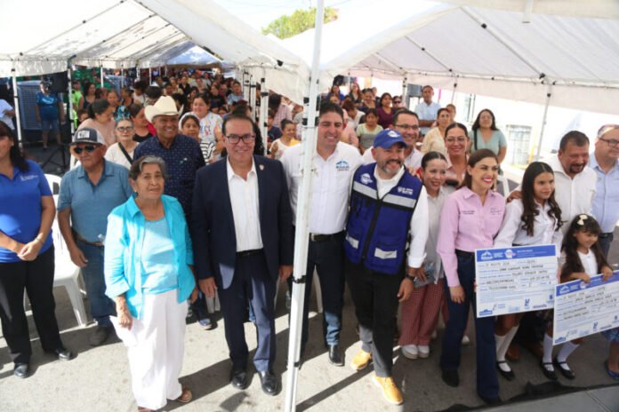 Gobierno estatal entrega obra hidráulica y apoyos escolares en Rosales