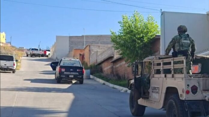 Hallan a un hombre muerto y ensangrentado en un predio de Chihuahua