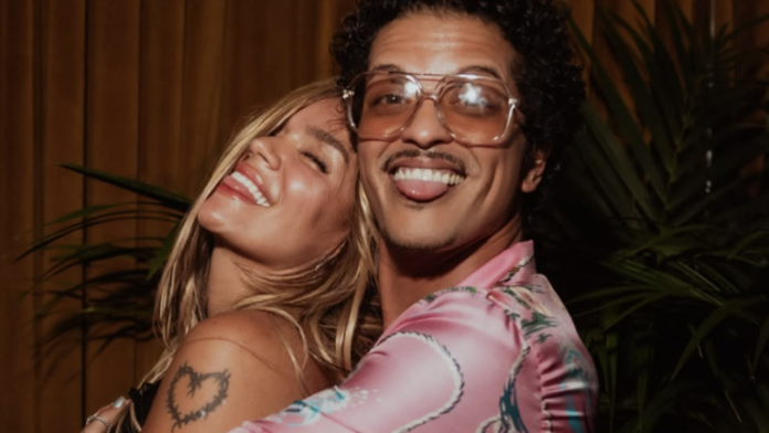 Karol G y Bruno Mars desatan rumores de romance con fotos y mensajes en redes