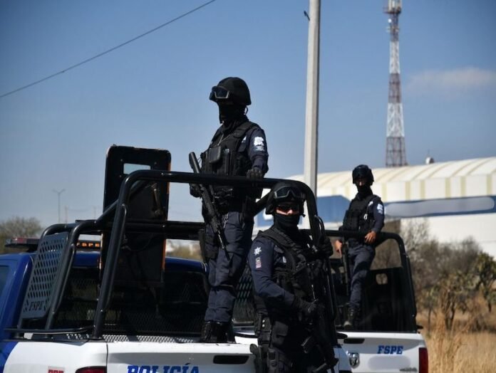 México endurece su estrategia de seguridad y prepara publicación diaria de homicidios y robo de vehículos Palabras clave: Seguridad, homicidios, vehículos, estadísticas, Gabinete, transparencia El gobierno de México anunció un cambio importante en la manera de presentar información sobre seguridad. A partir del 1 de septiembre, el Gabinete de Seguridad comenzará a publicar diariamente registros preliminares de homicidio doloso y robo de vehículos correspondientes a las 32 entidades del país. La medida pretende ofrecer una imagen más rápida de la evolución de los principales delitos de alto impacto. Actualmente, las estadísticas oficiales suelen concentrarse en reportes periódicos, por lo que la publicación diaria permitirá observar con mayor rapidez cambios y tendencias. El nuevo esquema también busca mejorar la coordinación entre las autoridades federales y estatales. Contar con información actualizada puede facilitar que las instituciones identifiquen regiones donde se registre un incremento de determinados delitos y concentren recursos en esos lugares. Los homicidios dolosos serán uno de los principales indicadores. El delito continúa siendo uno de los parámetros más utilizados para evaluar las condiciones de seguridad de un estado o de una región, aunque las autoridades también utilizan otros indicadores para medir la actividad criminal. El robo de vehículos será el segundo indicador principal de esta nueva publicación. Este delito tiene especial importancia porque en algunos casos los automóviles robados son utilizados posteriormente por organizaciones criminales para cometer otros ilícitos. La decisión de publicar información diaria también puede aumentar la presión sobre los gobiernos estatales. Las diferencias entre entidades serán más visibles y los ciudadanos podrán observar con mayor rapidez la evolución de los delitos en sus propios estados. El gobierno federal ha insistido durante los últimos meses en que su estrategia de seguridad está basada en inteligencia, investigación y coordinación entre instituciones. La disponibilidad de datos actualizados puede convertirse en una herramienta adicional para determinar dónde concentrar las operaciones. Sin embargo, las cifras preliminares también deberán interpretarse con cuidado. Los datos pueden modificarse conforme avancen las investigaciones y se actualicen los registros oficiales, por lo que una variación de un día no necesariamente representa un cambio estructural en la seguridad de una entidad. La publicación de información diaria también puede tener consecuencias políticas. Los gobiernos estatales y federales estarán sometidos a un mayor escrutinio público debido a que los resultados serán observados prácticamente en tiempo real. La medida representa finalmente un intento por hacer más visible la evolución de la seguridad en México. Si los datos son consistentes, comparables y se acompañan de explicaciones claras, podrían convertirse en una herramienta útil para evaluar la estrategia contra la violencia y determinar cuáles regiones requieren una intervención más intensa.