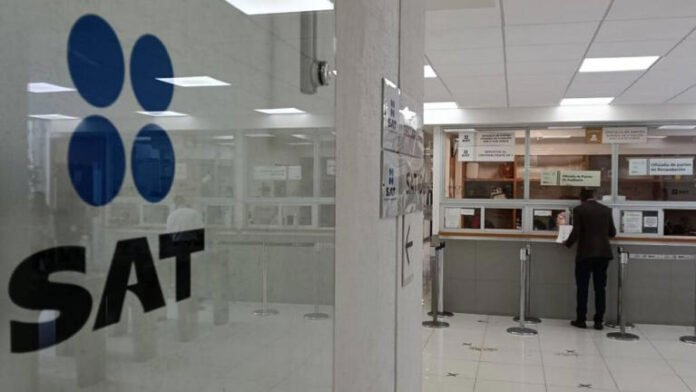 No declarar, simular operaciones y emitir facturas falsas: acciones que pueden alertar al SAT