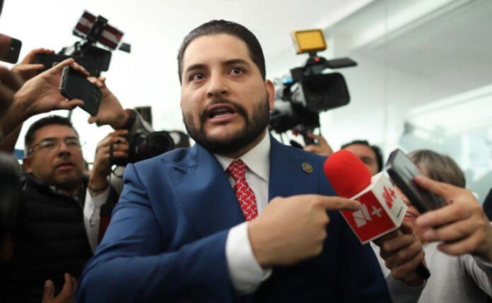 ¡Se agarran a empujones! Diputados del PRI y Morena protagonizan pleito en el Senado