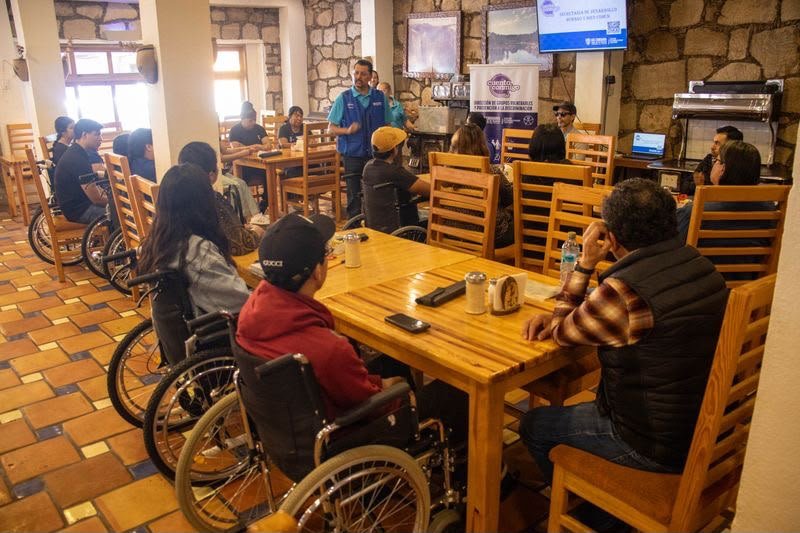 Sector hotelero de Creel se capacita en inclusión con taller «Ponte en Mis Zapatos»