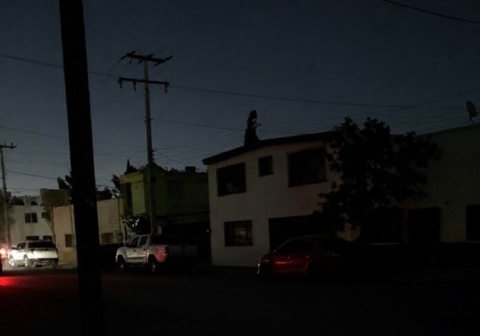 Vecinos del Santo Niño pasan casi 12 horas sin electricidad