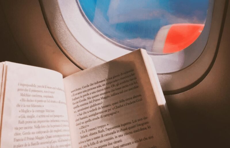 Viajar también se lee: los libros favoritos para vuelos largos, escapadas y aventuras, que te comparte IATI Seguros