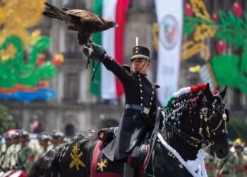 Pancho Muñoz se cuelga del orgullo de un joven jimenense en el Desfile Militar Pancho Muñoz se cuelga del orgullo de un joven jimenense en el Desfile Militar