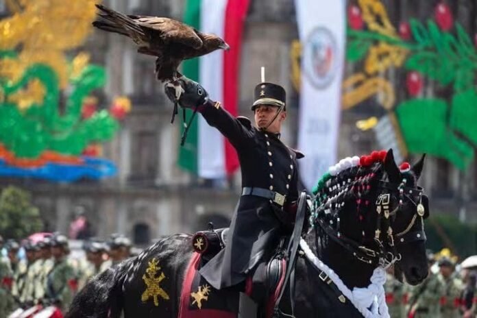 Pancho Muñoz se cuelga del orgullo de un joven jimenense en el Desfile Militar