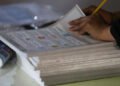 INE divide opiniones por boletas planchadas; oposición advierte riesgo de fraude electoral INE divide opiniones por boletas planchadas; oposición advierte riesgo de fraude electoral