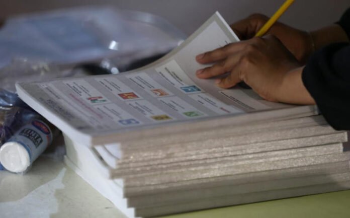 INE divide opiniones por boletas planchadas; oposición advierte riesgo de fraude electoral
