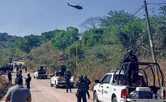 Retienen a militares y policías en Quechultenango entre bloqueos, quema de patrullas y tensión